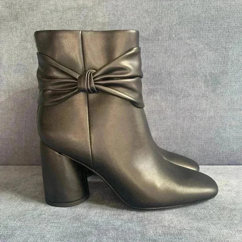 Woman’s Sam & Libby Black Ankle Heeled Square Toe New Carlotta Bootie Size 6